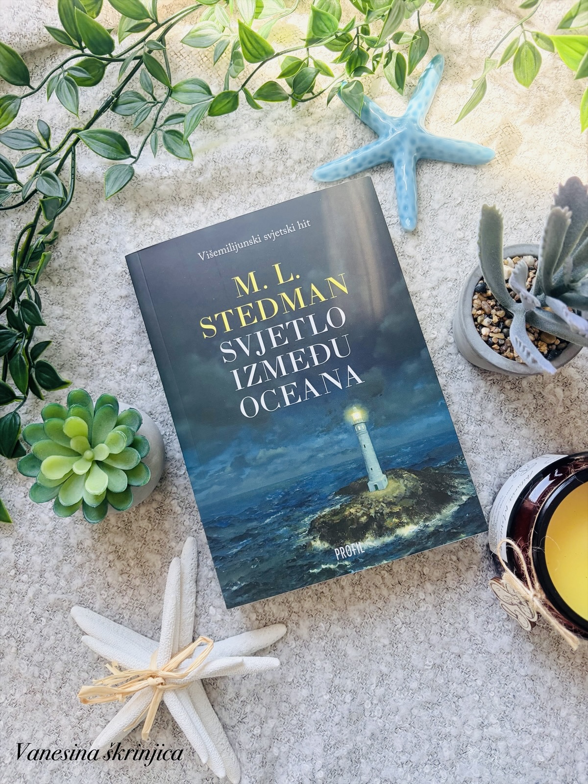 SVJETLO IZMEĐU OCEANA (M. L. STEDMAN)