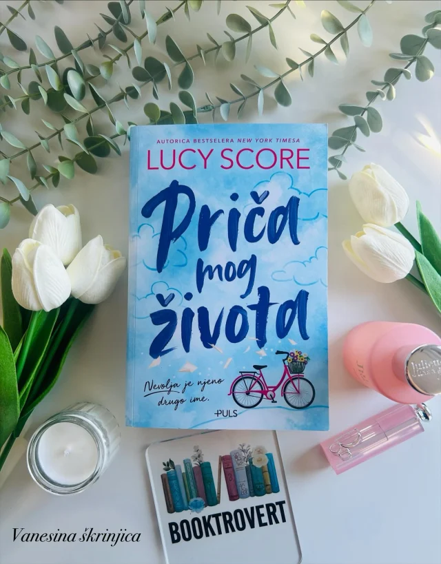 🍃“Nadmašio si svakog junaka kojeg sam dosad napisala”☘️

Hazel je uspješna autorica ljubavnih romana  koja nakon prekida i spisateljske blokade odluči svoj život totalno izokrenuti. 
Naime odlučila je kupiti kuću u Story Lakeu, malom gradiću u Pennsylvaniji i tamo odseliti s Manhattana.

“Bila sam depresivni, razvedeni, sredovječni kaos…”🍂

Njen dolazak u mjesto nizom incidenata odmah je privukao pažnju lokalnih stanovnika među kojima je i prezgodni građevinski radnik Campbell✨

Njega i braću Hazel će angažirati za radove na poprilično zapuštenoj kući, a on će joj donijeti i inspiraciju za pisanje nove romantične knjige koju izdavač nestrpljivo čeka. Dogovorili su se za lažni spoj…

Hazel nije svjesna da će zapravo doživjeti romansu o kakvoj piše u knjizi, no hoće li on biti ljubav njezina života?🍁

Nakon Knockemout trilogije koja me oduševila i intenzivnije ubacila u #romancebooks i #spicybooks svijet, jedva sam čekala pročitati sve što je Lucy napisala🤍
Od ove knjige očekivala sam puno ali ipak me nije osvojila toliko jako kao prethodne. Prvih 200 stranica je prerazvučeno i došlo mi je da odustanem.
Nakon toga napokon se počinje nešto događati, radnja je sve bolja i do kraja priče sam baš uživala☺️

Malo mjesto prepuno divnih ljudi i obitelji, prijateljska atmosfera i vruća romansa koju bi valjda svatko potpisao🤍

Meni dovoljno da vam preporučim knjige Lucy Score koje će vas ugrijati, nasmijati, ganuti i uljuljati u jedan tako divan svijet🥰

Jeste li čitali ovu ili neku drugu knjigu L. Score? Koja vam je najbolja?☘️
.
.
.
.
#pricamogzivota #lucyscore #storyofmylife #storylake #romance #romancereader #cozybooks #bookstagramcroatia #bookcover #bookish #books #bookblogger #bookreviews #bookphotography